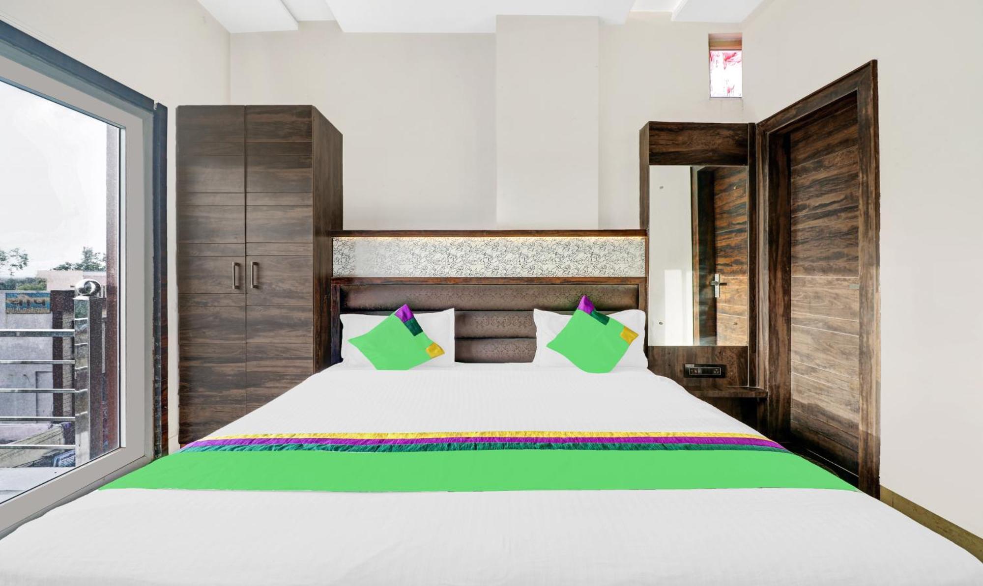 Itsy Hotels Anjali Mahal, 500 Mtrs From Mathura Railway Station Exteriör bild